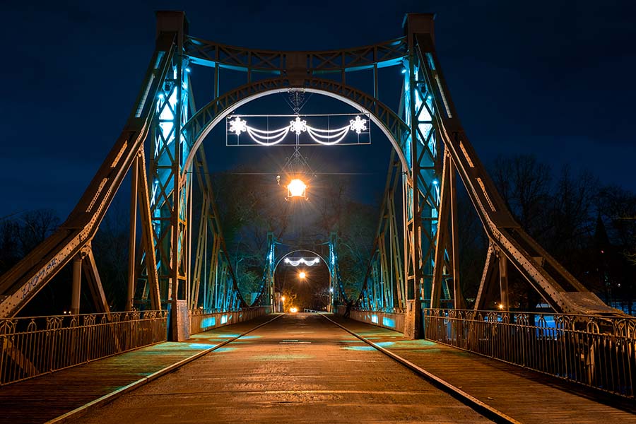 Die Peißnitzbrücke erstrahlt in wechselnden Farben während der Lichterglanz-Aktion
