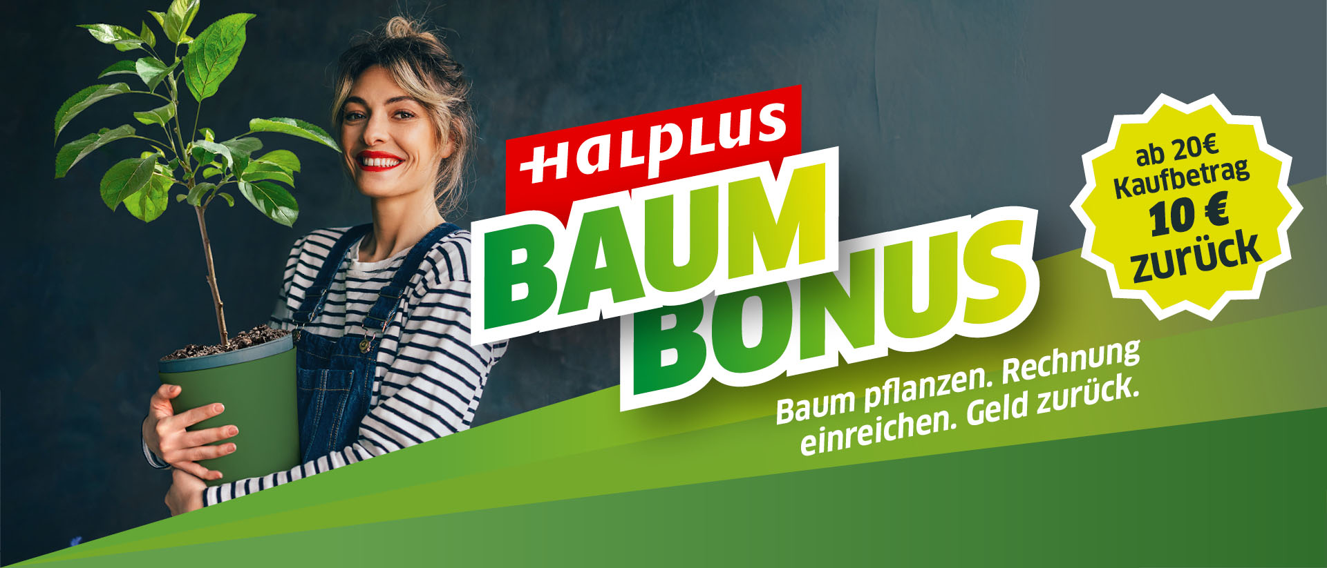 Eine lächelnde Frau hält eine Pflanze in ihren Armen, mit Kampagnen-Schriftzug